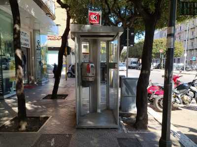 Oggi i telefoni pubblici funzionano soltanto con gli spiccioli essendo i gettoni andati fuori produzione nel 2001 e le schede magnetiche nel 2018. E ne sono rimasti pochi: a Bari ne sono sopravvivono 297 e la via che conta pi� esemplari � la lunga Corso Cavour